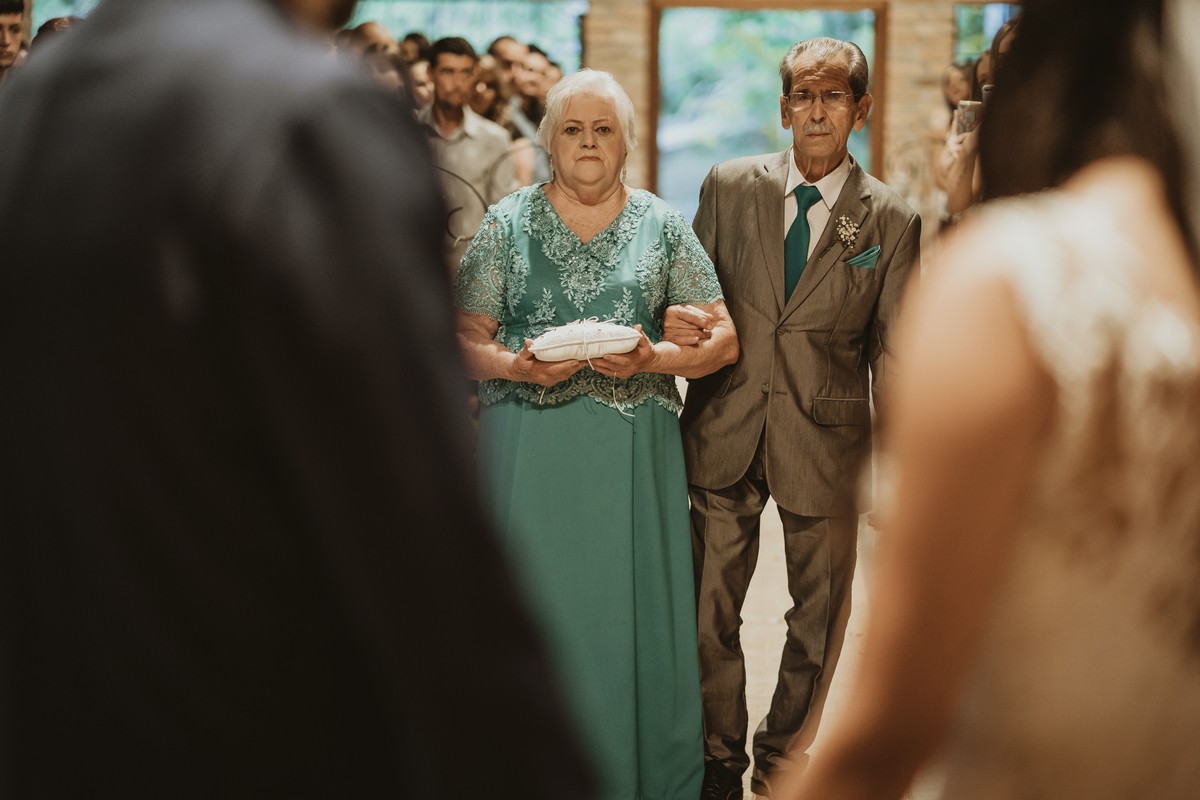 avós levando as alianças Casamento Espaço Vista Verde