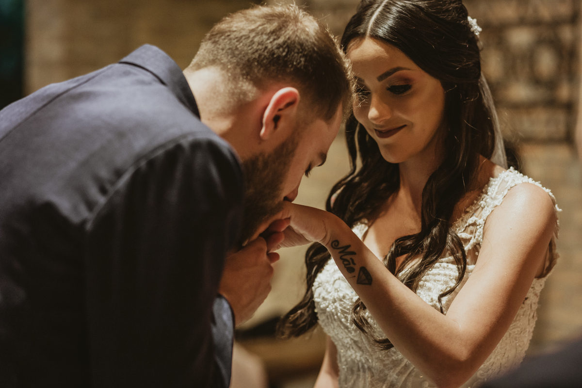 beijo do noivo na aliança Casamento Espaço Vista Verde