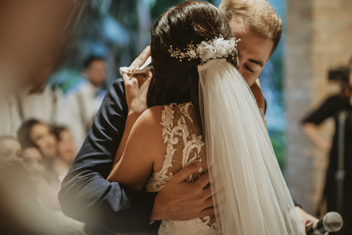 abraço noivos Casamento Espaço Vista Verde