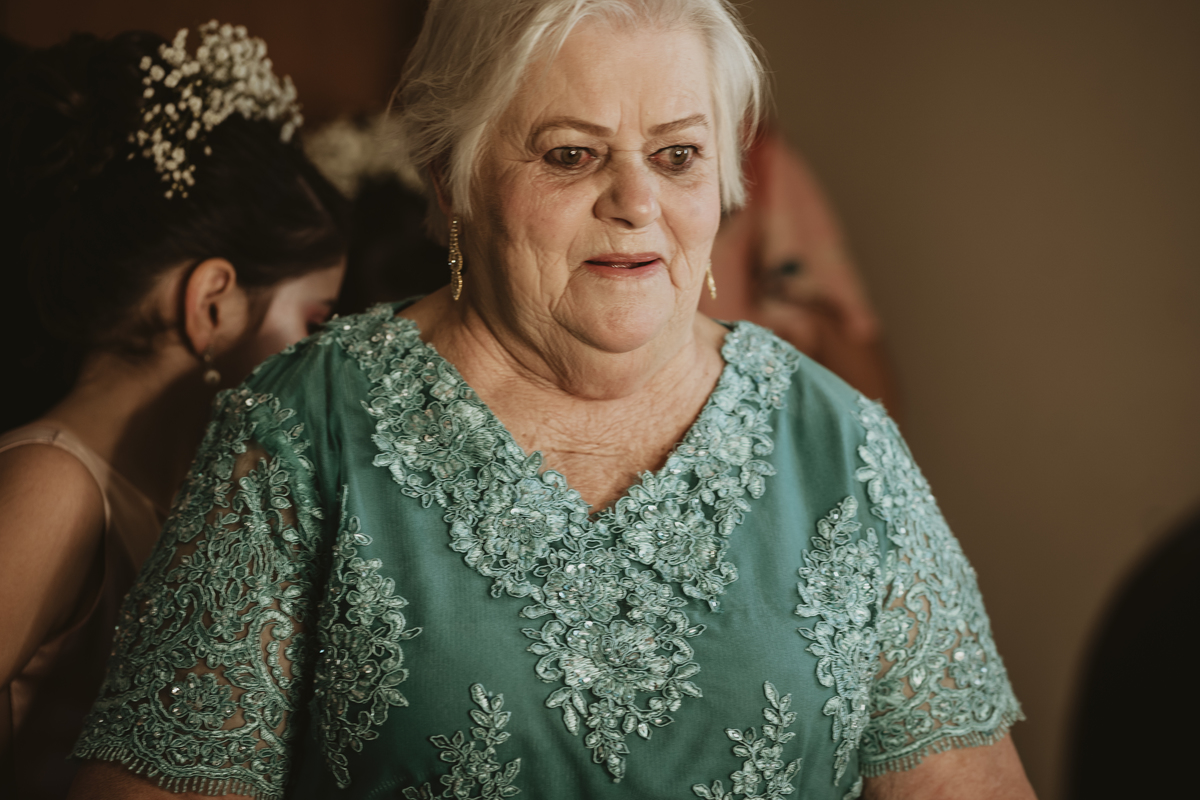 noiva vendo a avó Casamento Espaço Vista verde