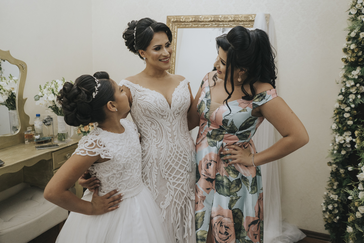 dia da noiva Elisangela Montebello, vestido Atelier Carmelita noiva com as filhas