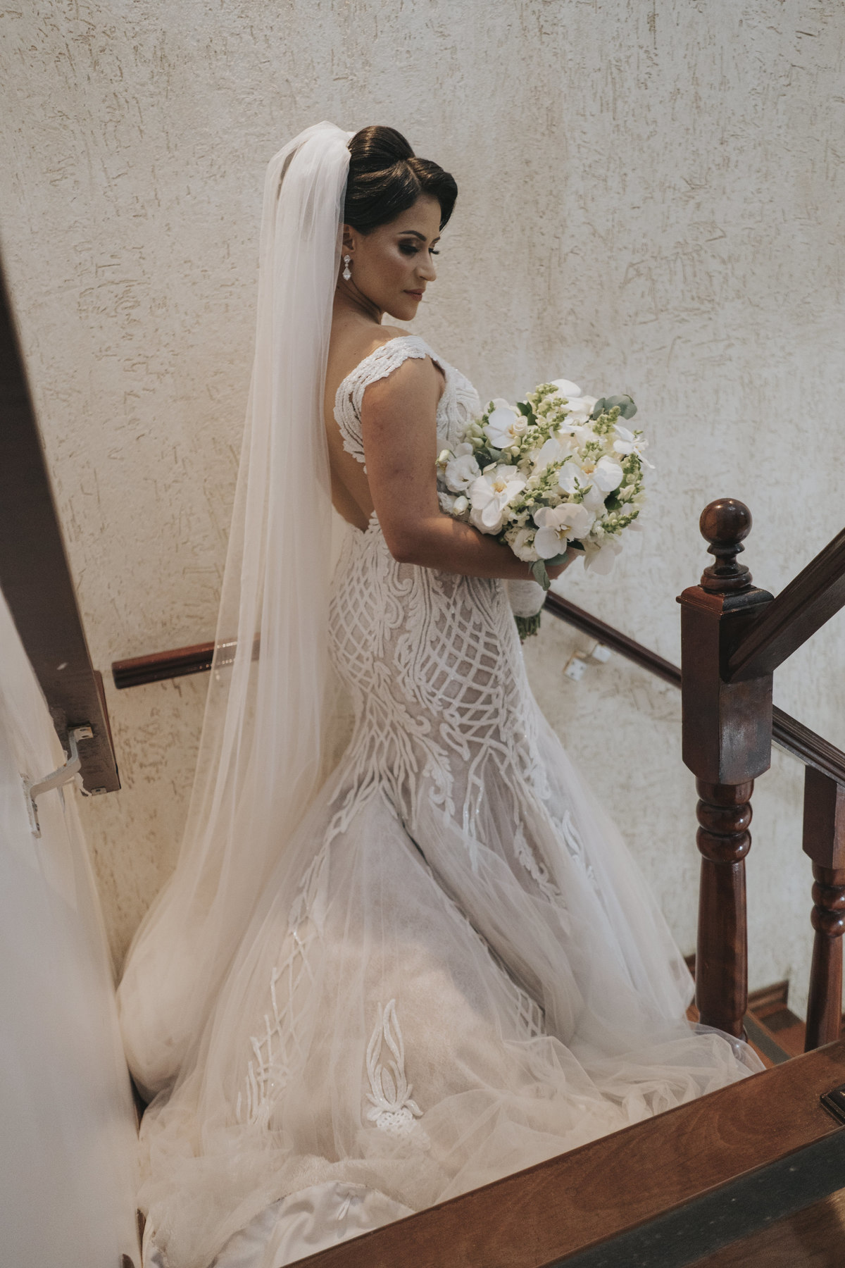 dia da noiva Elisangela Montebello, vestido Atelier Carmelita noiva na escada