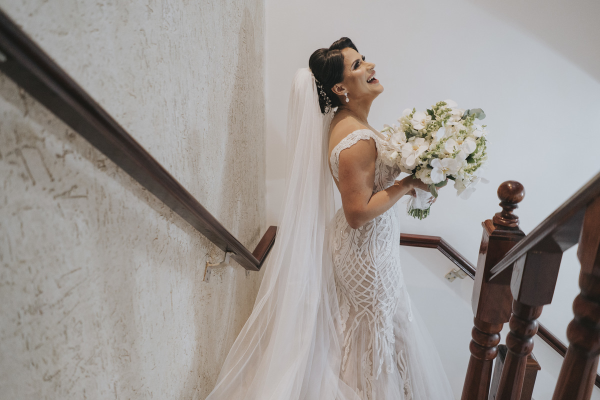 dia da noiva Elisangela Montebello, vestido Atelier Carmelita noiva na escada