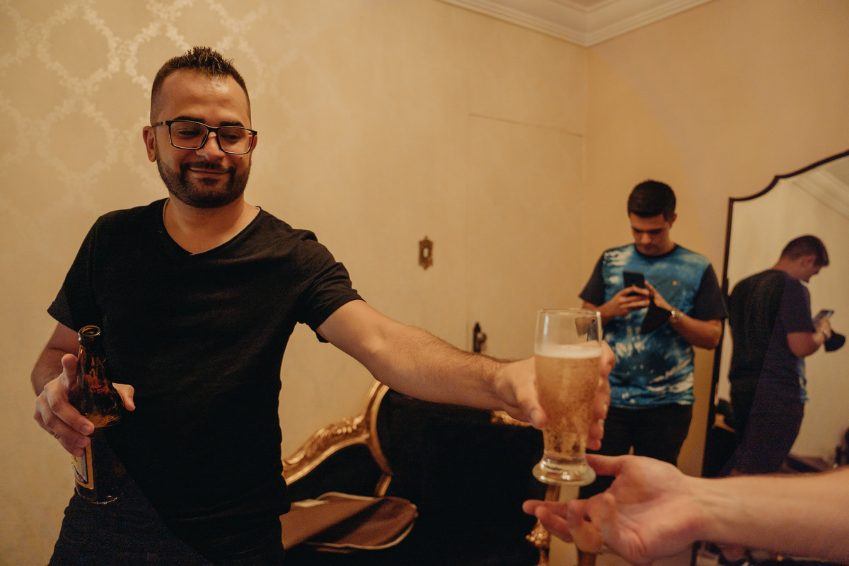 noivo com amigos no esquenta