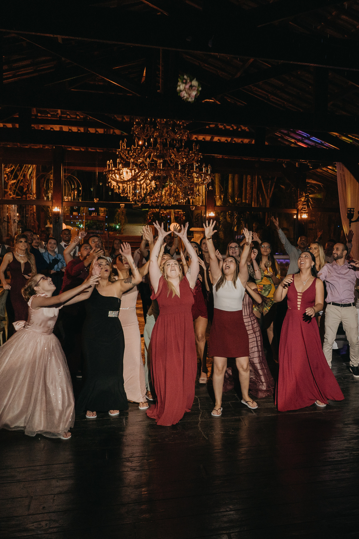 mulheres pegando o bouquet recanto santa rita