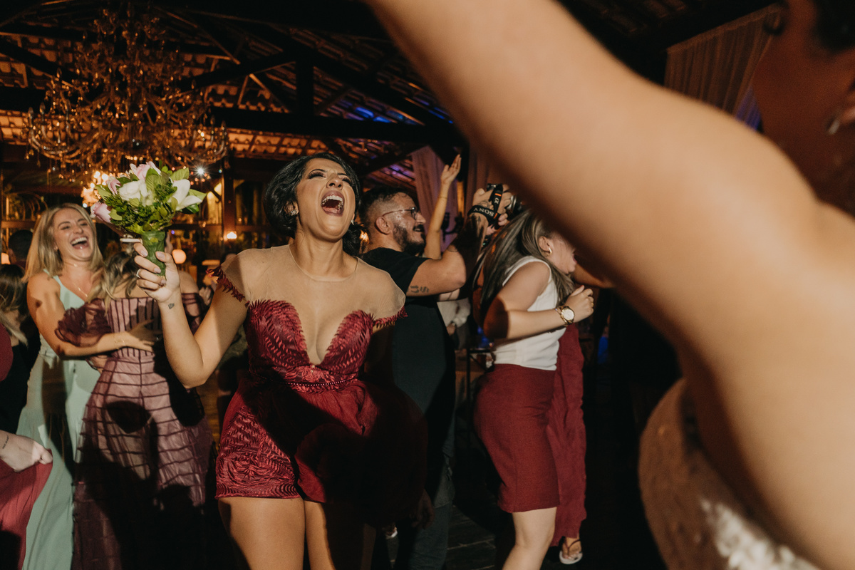 amiga da noiva pegando o bouquet recanto santa rita