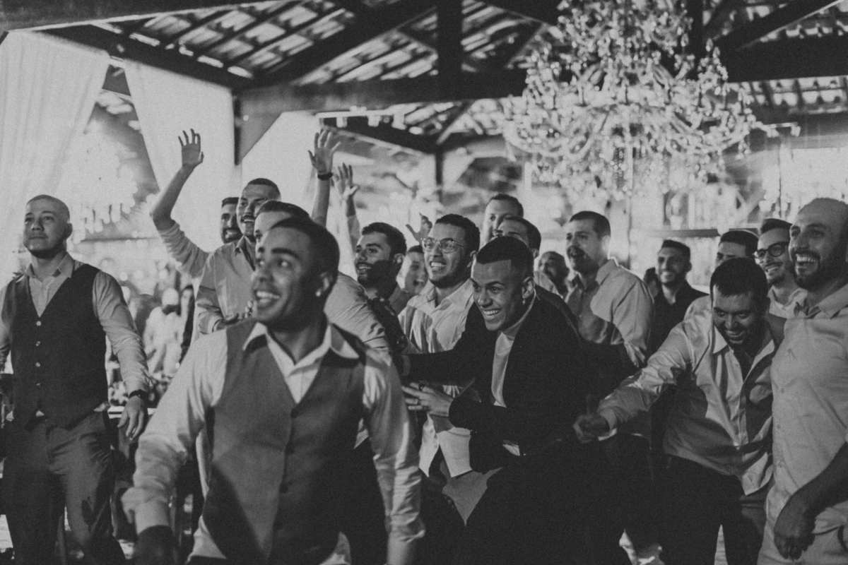 amigos pegando a garrafa de whisky recanto santa rita