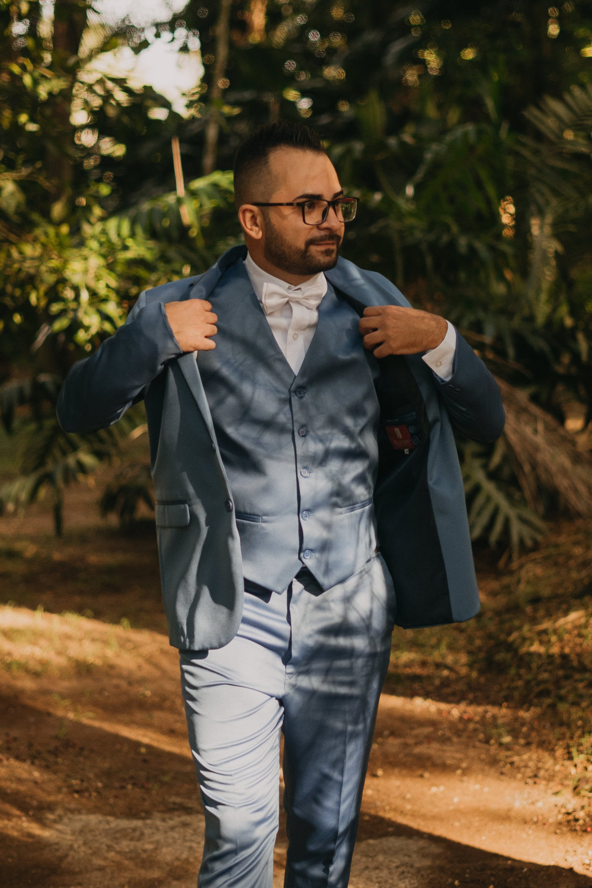 noivo pronto para o casamento arrumando o terno