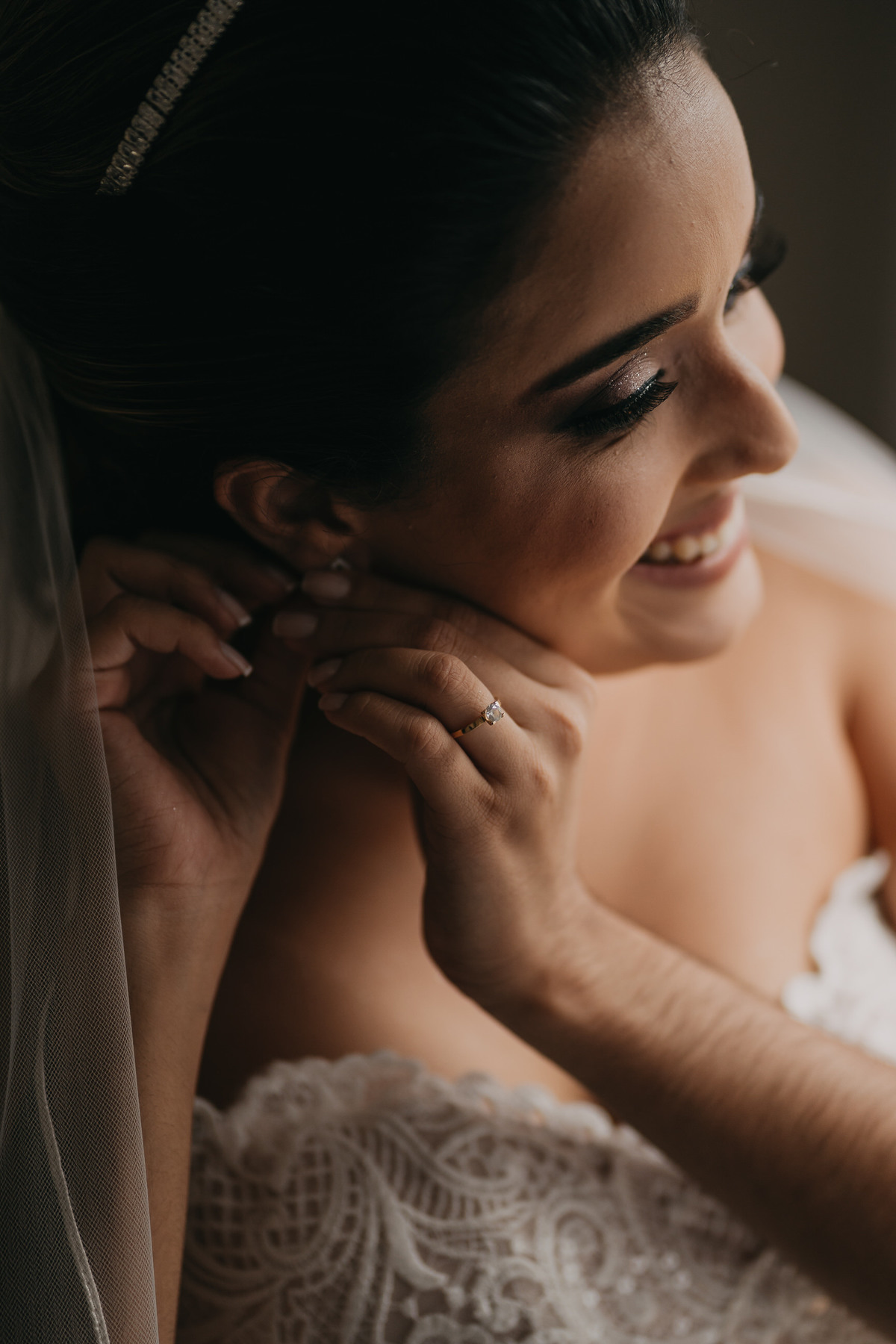 noiva colocando brinco recanto santa rita vestido nova noiva