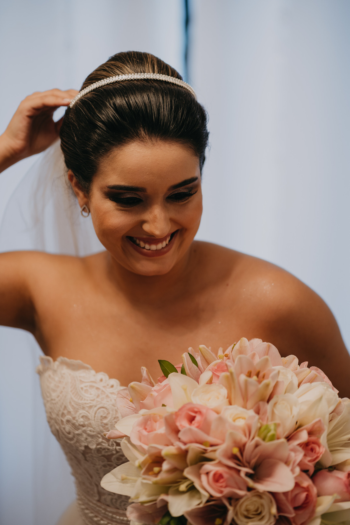 noiva ajustando o véu recanto santa rita vestido nova noiva