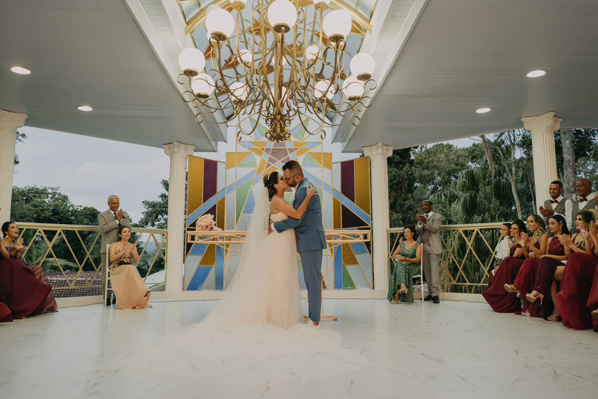 beijo dos noivos recanto santa rita vestido nova noiva