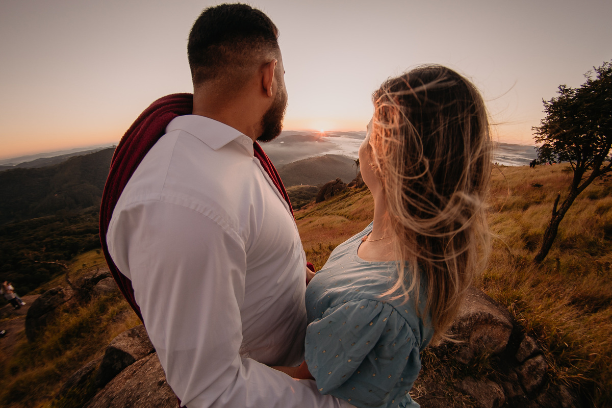 pré-wedding, ensaio fotográfico, foto de casal, fotografia de casal, montanha, foto na montanha, pre-wedding na montanha, pico do olho d'água, mairiporã, noivos