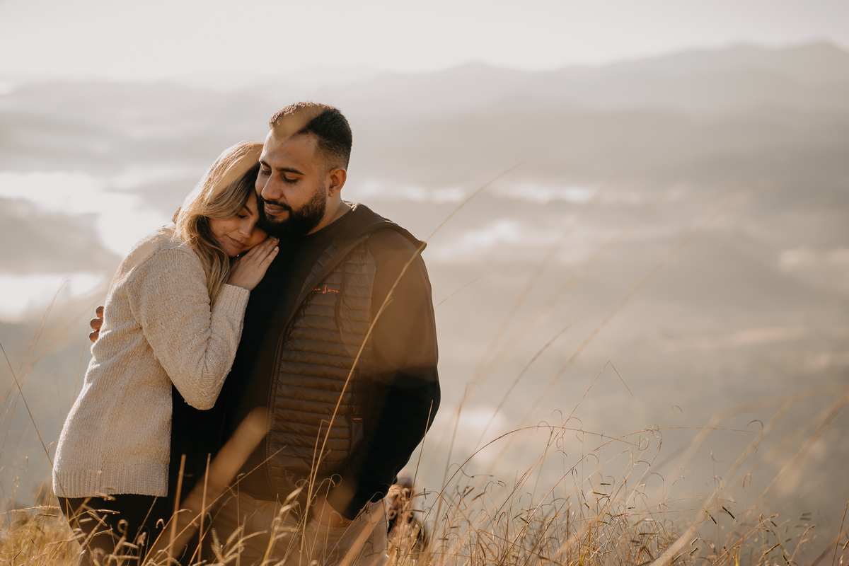 pré-wedding, ensaio fotográfico, foto de casal, fotografia de casal, montanha, foto na montanha, pre-wedding na montanha, pico do olho d'água, mairiporã, noivos