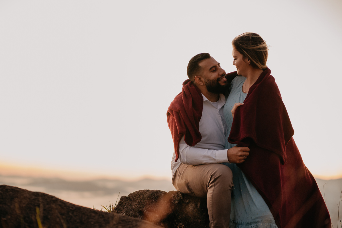 pré-wedding, ensaio fotográfico, foto de casal, fotografia de casal, montanha, foto na montanha, pre-wedding na montanha, pico do olho d'água, mairiporã, noivos