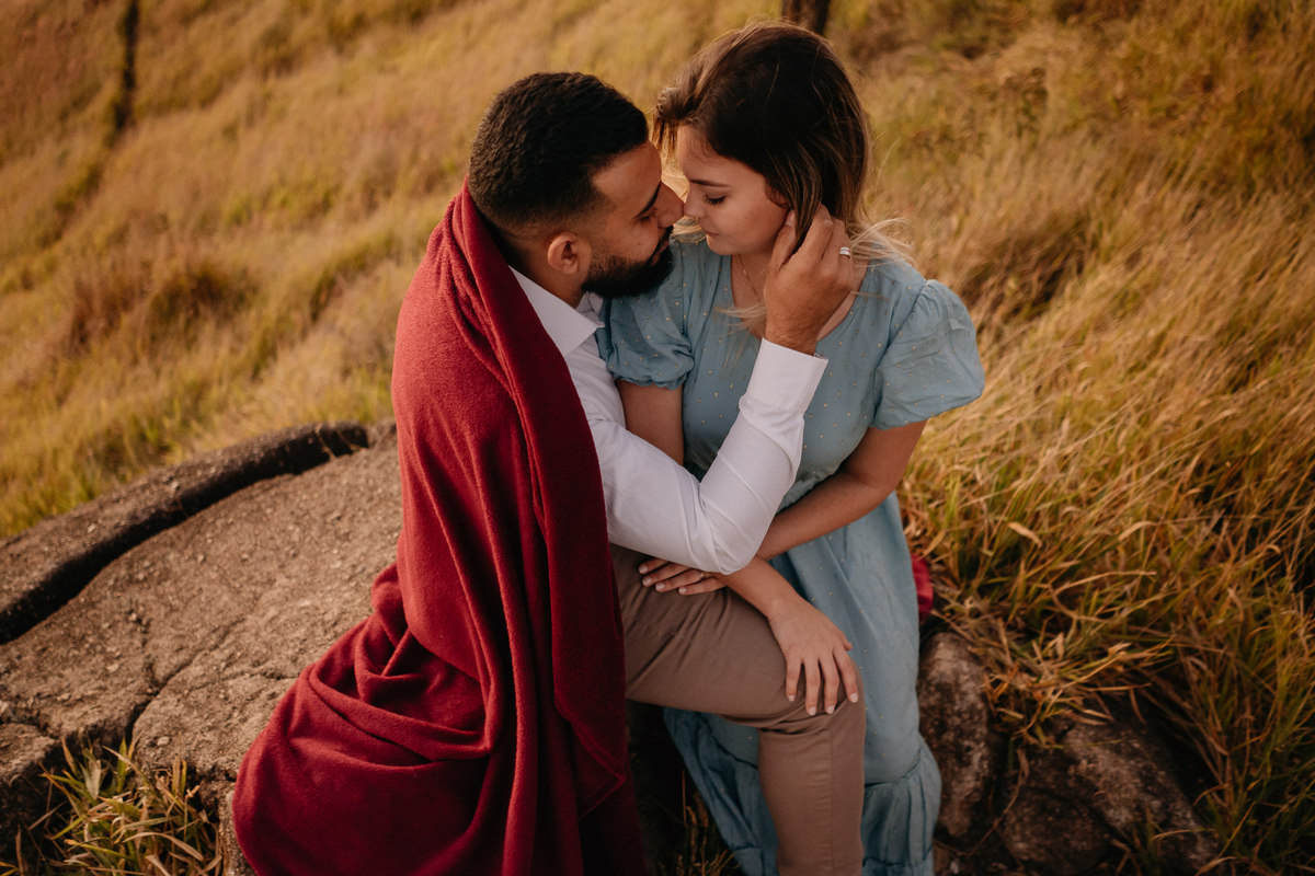pré-wedding, ensaio fotográfico, foto de casal, fotografia de casal, montanha, foto na montanha, pre-wedding na montanha, pico do olho d'água, mairiporã, noivos