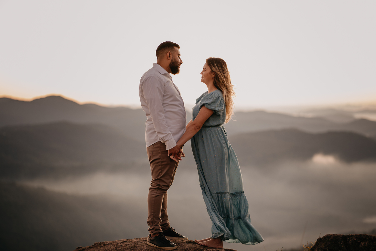 pré-wedding, ensaio fotográfico, foto de casal, fotografia de casal, montanha, foto na montanha, pre-wedding na montanha, pico do olho d'água, mairiporã, noivos