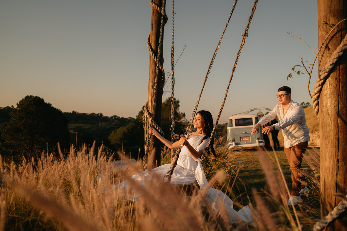 pré-wedding, ensaio fotográfico, fotos, sítio das borboletas, noiva, noivos, noivado, wedding, casamento, fotos de casal, ensaio de casal, fotos no campo, balanço, montanha