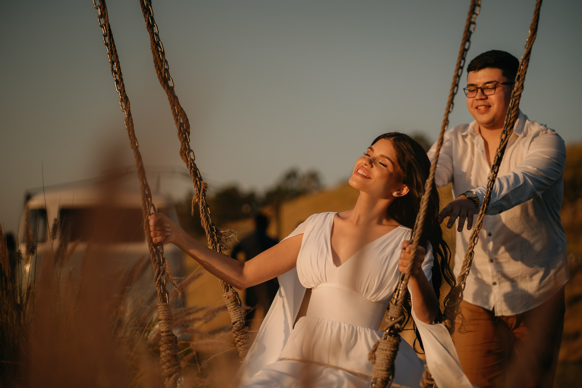 pré-wedding, ensaio fotográfico, fotos, sítio das borboletas, noiva, noivos, noivado, wedding, casamento, fotos de casal, ensaio de casal, fotos no campo, balanço, montanha