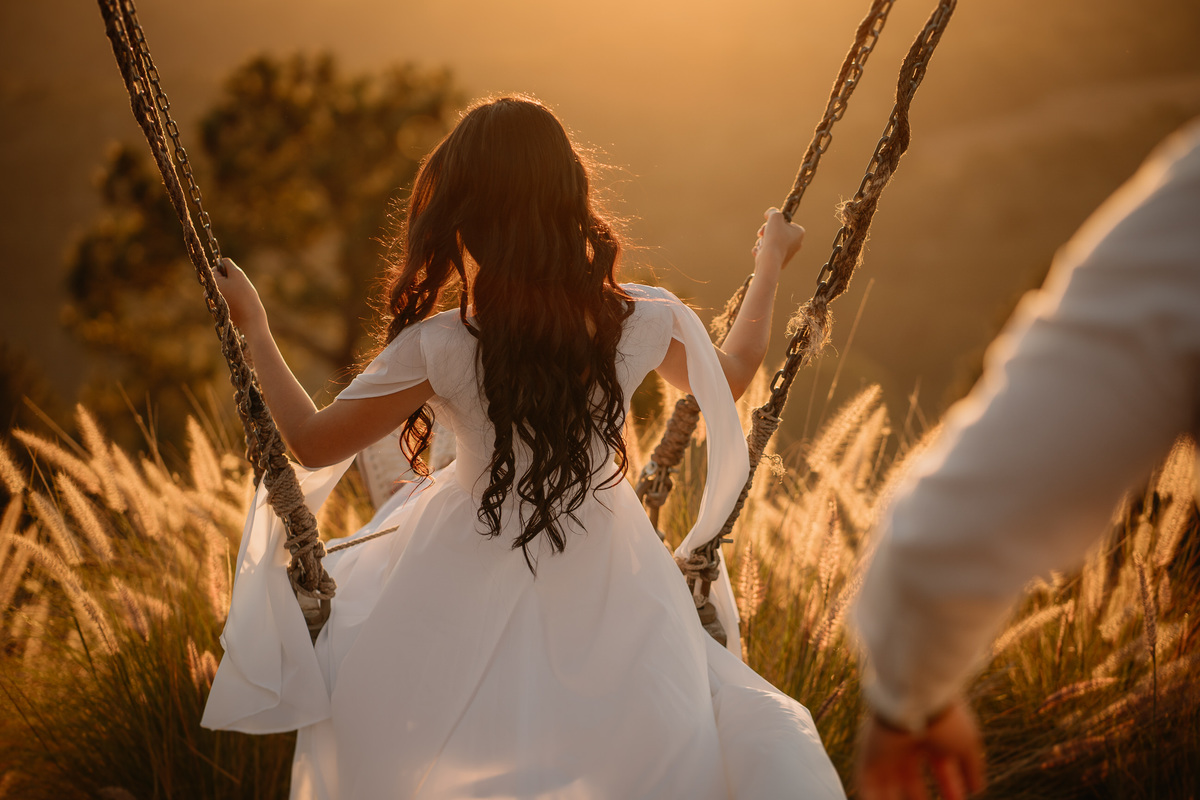 pré-wedding, ensaio fotográfico, fotos, sítio das borboletas, noiva, noivos, noivado, wedding, casamento, fotos de casal, ensaio de casal, fotos no campo, balanço, montanha