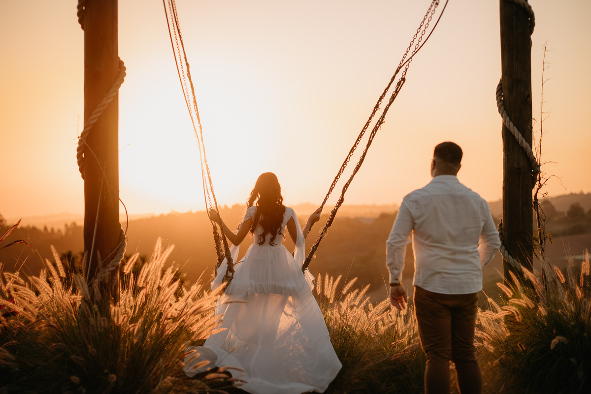 pré-wedding, ensaio fotográfico, fotos, sítio das borboletas, noiva, noivos, noivado, wedding, casamento, fotos de casal, ensaio de casal, fotos no campo, balanço, montanha