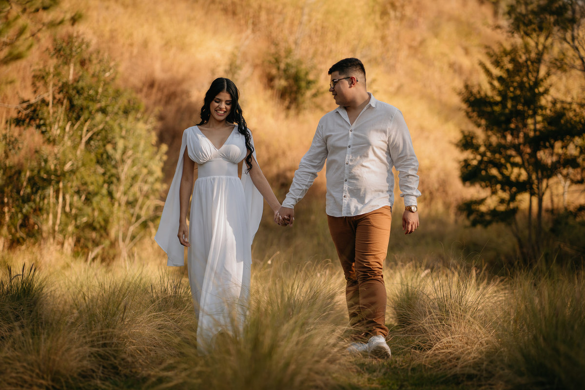 pré-wedding, ensaio fotográfico, fotos, sítio das borboletas, noiva, noivos, noivado, wedding, casamento, fotos de casal, ensaio de casal, fotos no campo, balanço, montanha