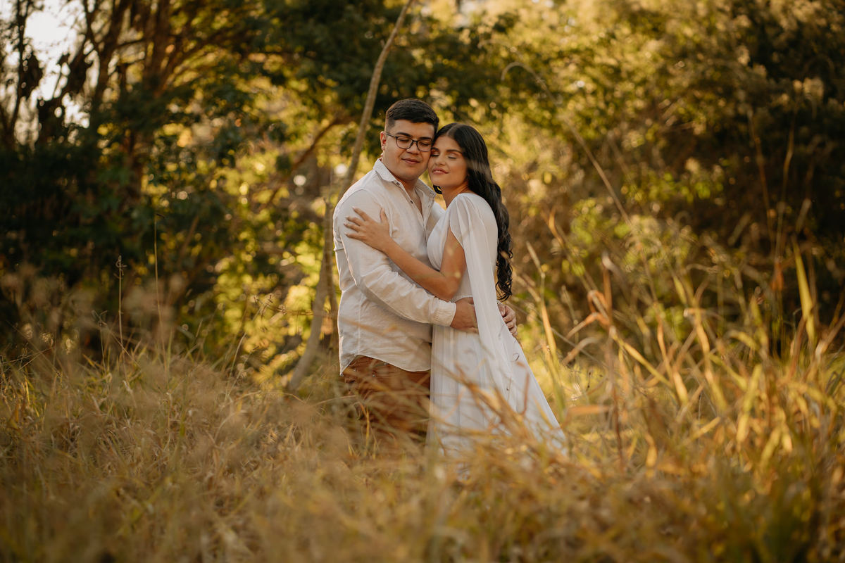 pré-wedding, ensaio fotográfico, fotos, sítio das borboletas, noiva, noivos, noivado, wedding, casamento, fotos de casal, ensaio de casal, fotos no campo, balanço, montanha