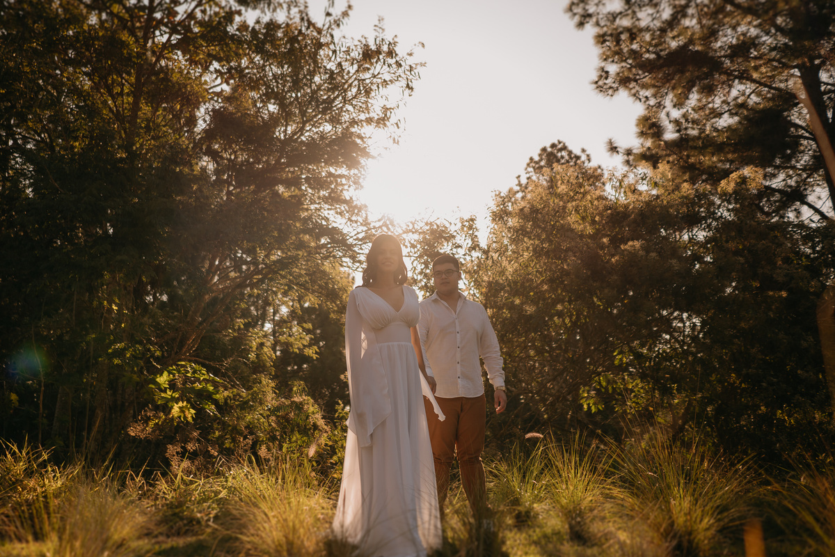 pré-wedding, ensaio fotográfico, fotos, sítio das borboletas, noiva, noivos, noivado, wedding, casamento, fotos de casal, ensaio de casal, fotos no campo, balanço, montanha