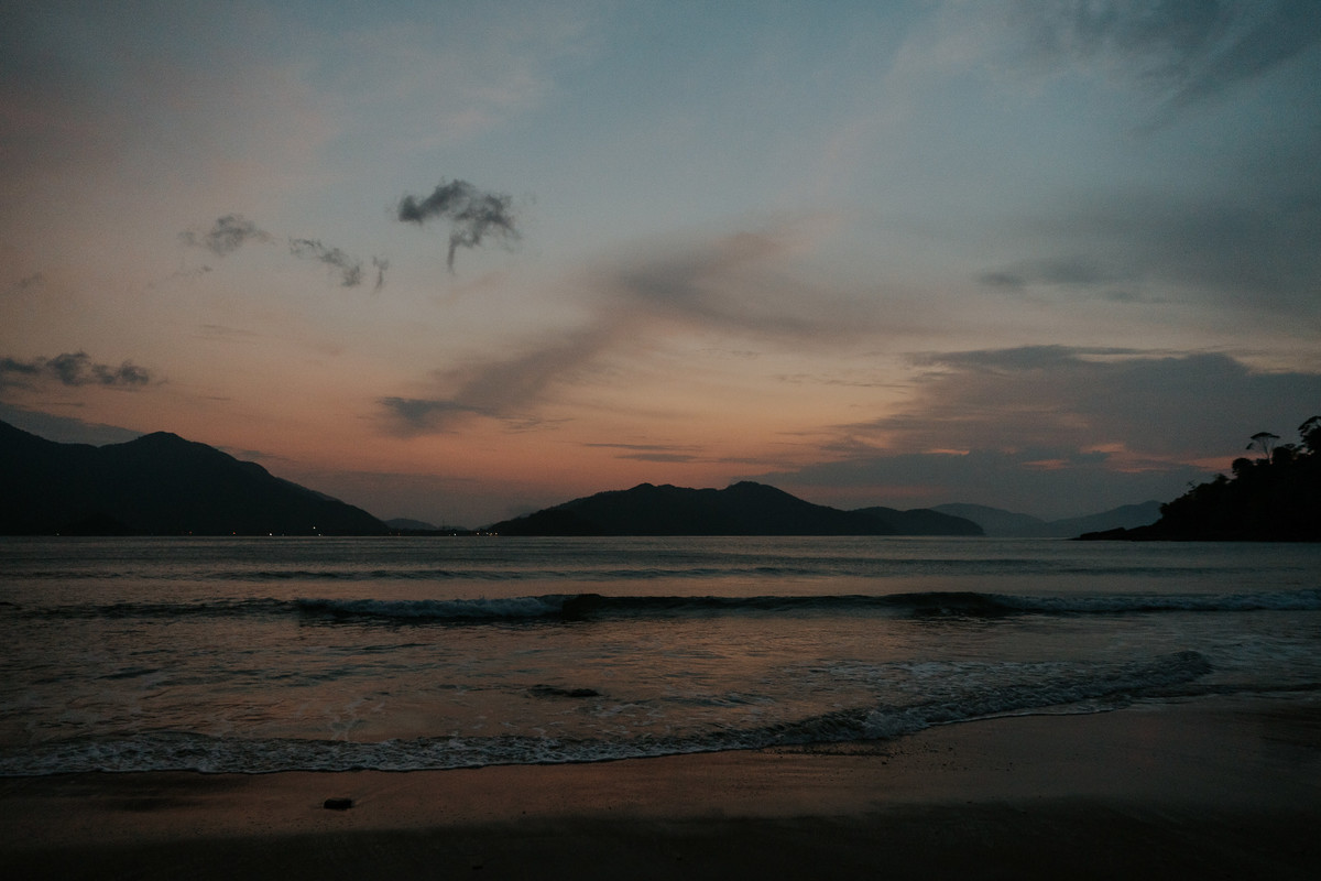 ensaio, ensaio fotográfico, ensaio de casal, foto de casal, pre-wedding, ensaio fotográfico casal, ensaio fotográfico casal de namorados, noivos, ensaio fotográfico casal praia, foto de noivos, ensaio de noivos, praia, praia das conchas