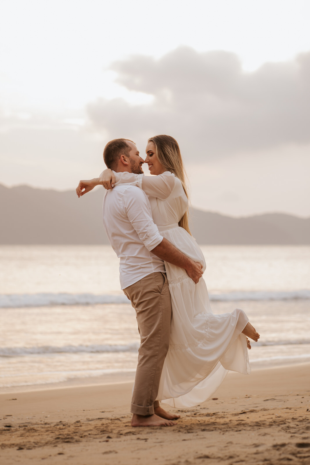 ensaio, ensaio fotográfico, ensaio de casal, foto de casal, pre-wedding, ensaio fotográfico casal, ensaio fotográfico casal de namorados, noivos, ensaio fotográfico casal praia, foto de noivos, ensaio de noivos, praia, praia das conchas