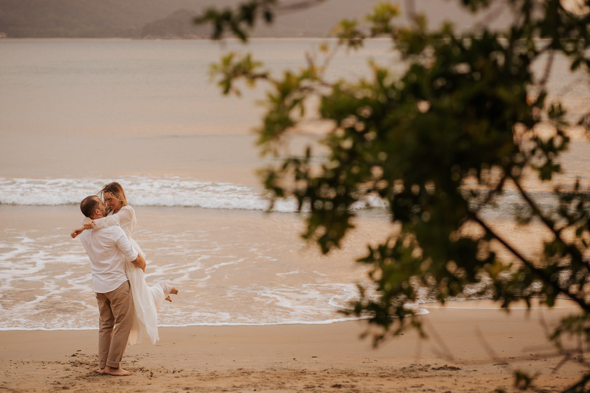 ensaio, ensaio fotográfico, ensaio de casal, foto de casal, pre-wedding, ensaio fotográfico casal, ensaio fotográfico casal de namorados, noivos, ensaio fotográfico casal praia, foto de noivos, ensaio de noivos, praia, praia das conchas