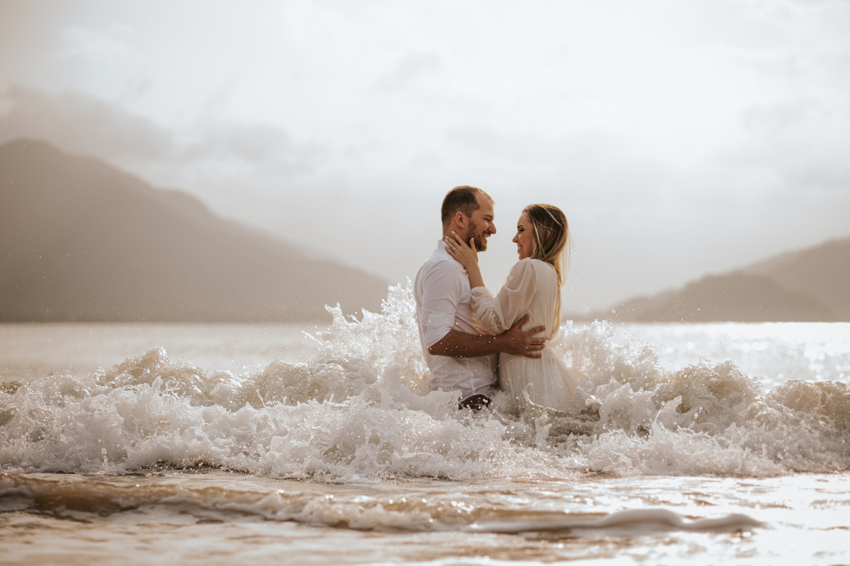 ensaio, ensaio fotográfico, ensaio de casal, foto de casal, pre-wedding, ensaio fotográfico casal, ensaio fotográfico casal de namorados, noivos, ensaio fotográfico casal praia, foto de noivos, ensaio de noivos, praia, praia das conchas