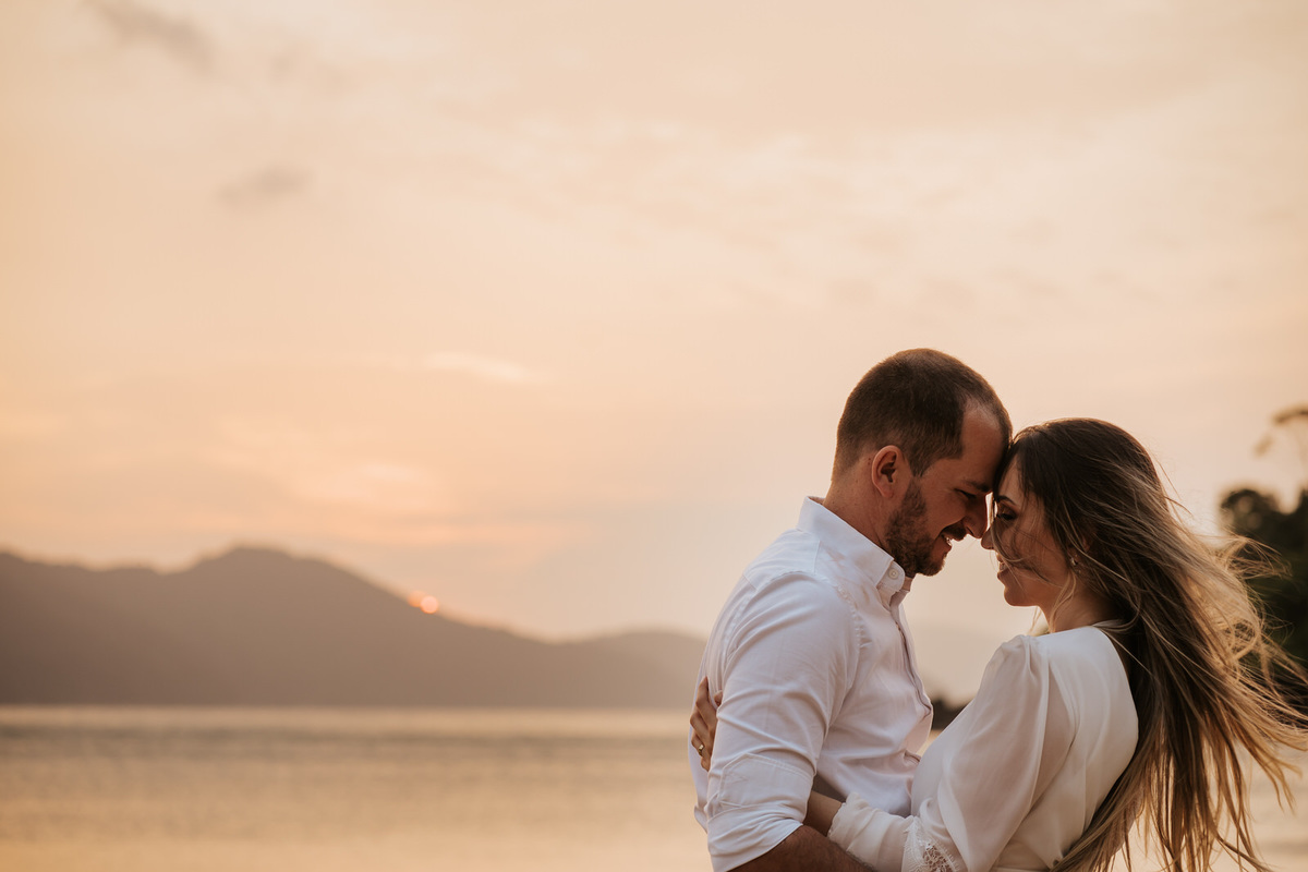 ensaio, ensaio fotográfico, ensaio de casal, foto de casal, pre-wedding, ensaio fotográfico casal, ensaio fotográfico casal de namorados, noivos, ensaio fotográfico casal praia, foto de noivos, ensaio de noivos, praia, praia das conchas