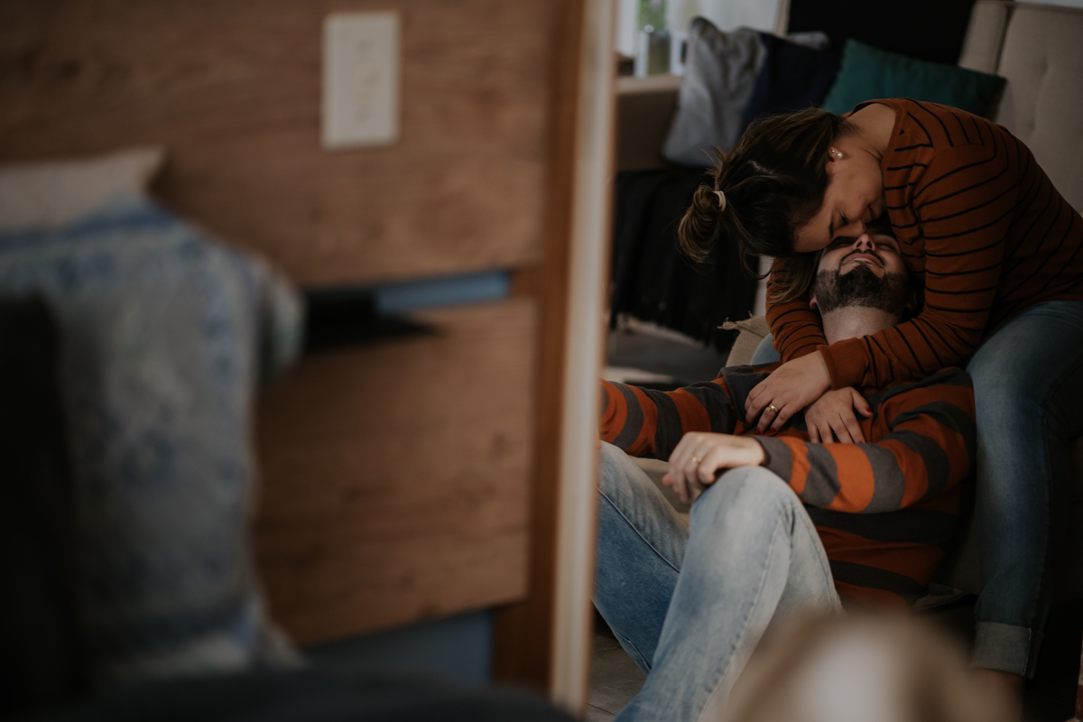 pré-wedding, wedding, bodas, casamento, noivos, foto de casal, foto documental, ensaio de casal, ensaio de casamento, home, home sweet home, lar doce lar, fotos no lar, pré-casamento, ensaio fotográfico de família, foto de família, foto de bodas