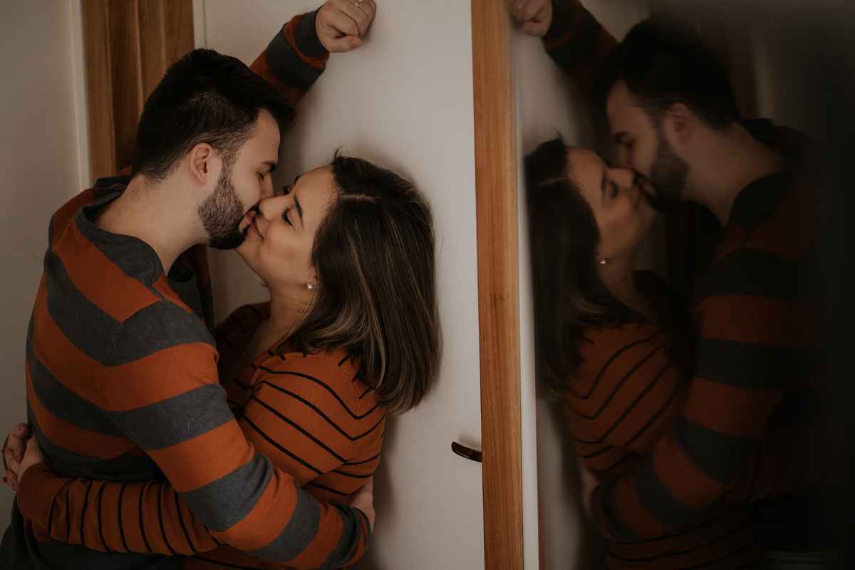 pré-wedding, wedding, bodas, casamento, noivos, foto de casal, foto documental, ensaio de casal, ensaio de casamento, home, home sweet home, lar doce lar, fotos no lar, pré-casamento, ensaio fotográfico de família, foto de família, foto de bodas