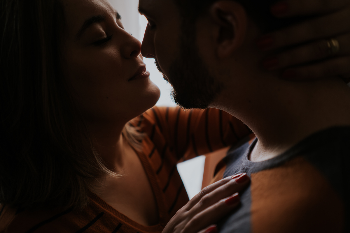 pré-wedding, wedding, bodas, casamento, noivos, foto de casal, foto documental, ensaio de casal, ensaio de casamento, home, home sweet home, lar doce lar, fotos no lar, pré-casamento, ensaio fotográfico de família, foto de família, foto de bodas