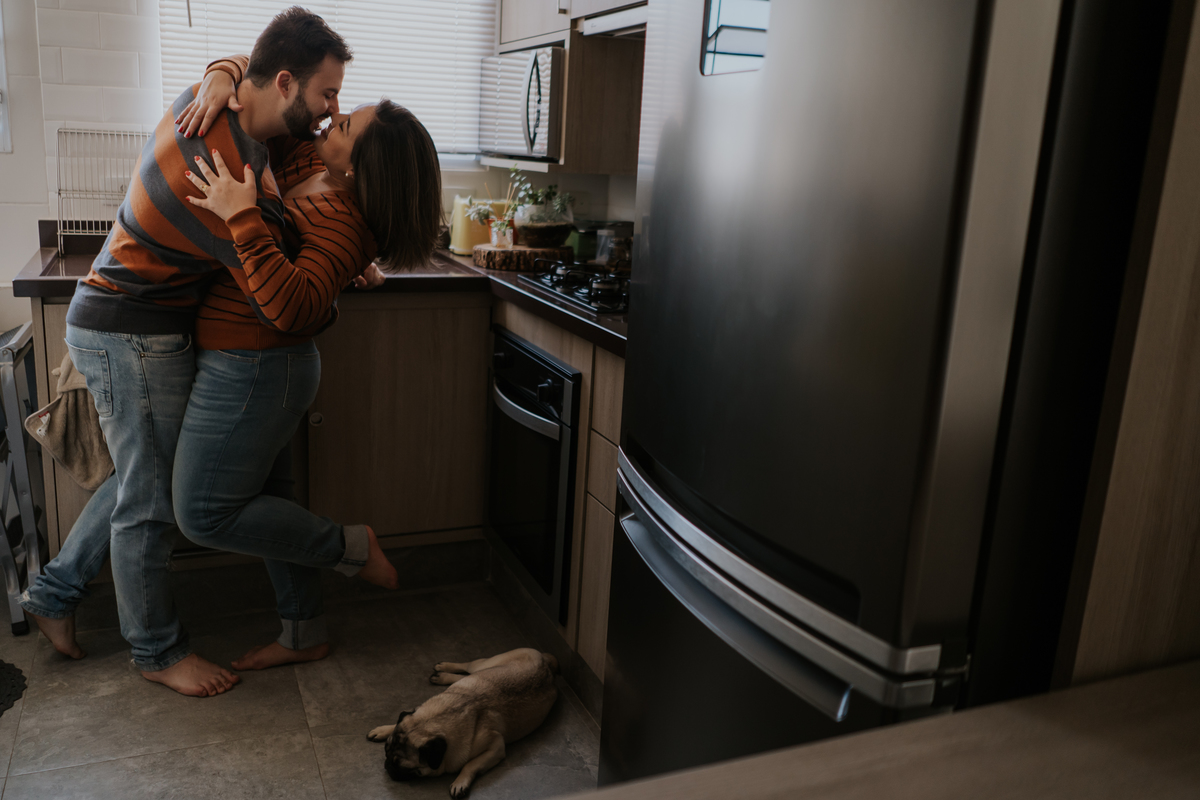 pré-wedding, wedding, bodas, casamento, noivos, foto de casal, foto documental, ensaio de casal, ensaio de casamento, home, home sweet home, lar doce lar, fotos no lar, pré-casamento, ensaio fotográfico de família, foto de família, foto de bodas