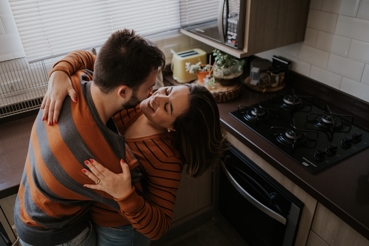 pré-wedding, wedding, bodas, casamento, noivos, foto de casal, foto documental, ensaio de casal, ensaio de casamento, home, home sweet home, lar doce lar, fotos no lar, pré-casamento, ensaio fotográfico de família, foto de família, foto de bodas