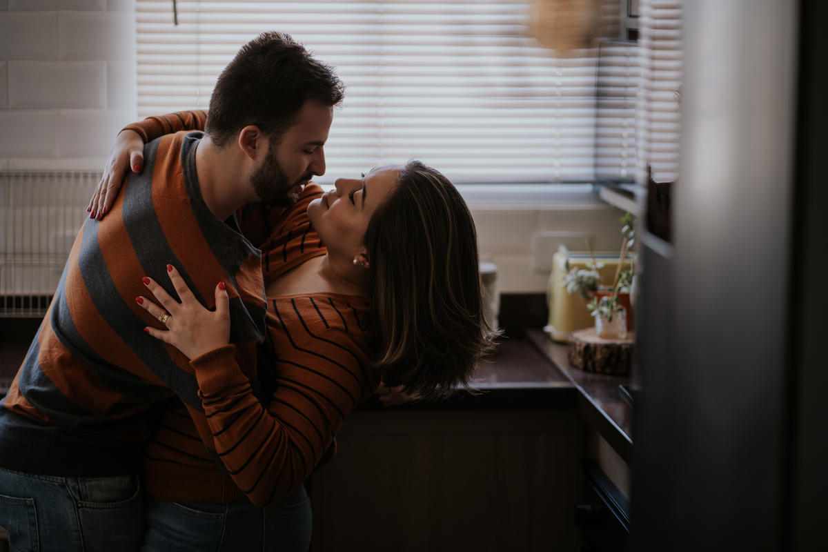 pré-wedding, wedding, bodas, casamento, noivos, foto de casal, foto documental, ensaio de casal, ensaio de casamento, home, home sweet home, lar doce lar, fotos no lar, pré-casamento, ensaio fotográfico de família, foto de família, foto de bodas