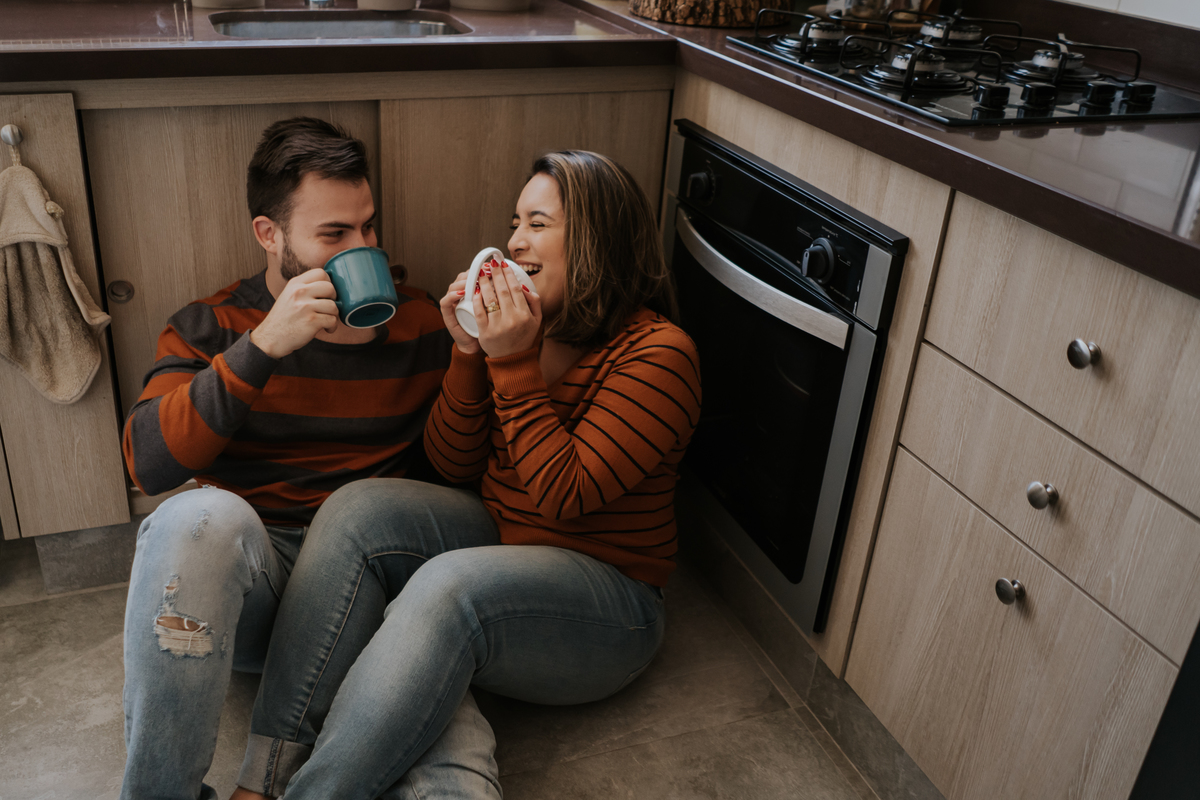 pré-wedding, wedding, bodas, casamento, noivos, foto de casal, foto documental, ensaio de casal, ensaio de casamento, home, home sweet home, lar doce lar, fotos no lar, pré-casamento, ensaio fotográfico de família, foto de família, foto de bodas