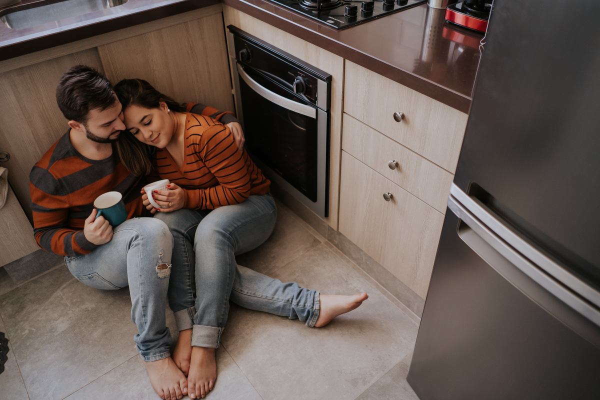 pré-wedding, wedding, bodas, casamento, noivos, foto de casal, foto documental, ensaio de casal, ensaio de casamento, home, home sweet home, lar doce lar, fotos no lar, pré-casamento, ensaio fotográfico de família, foto de família, foto de bodas