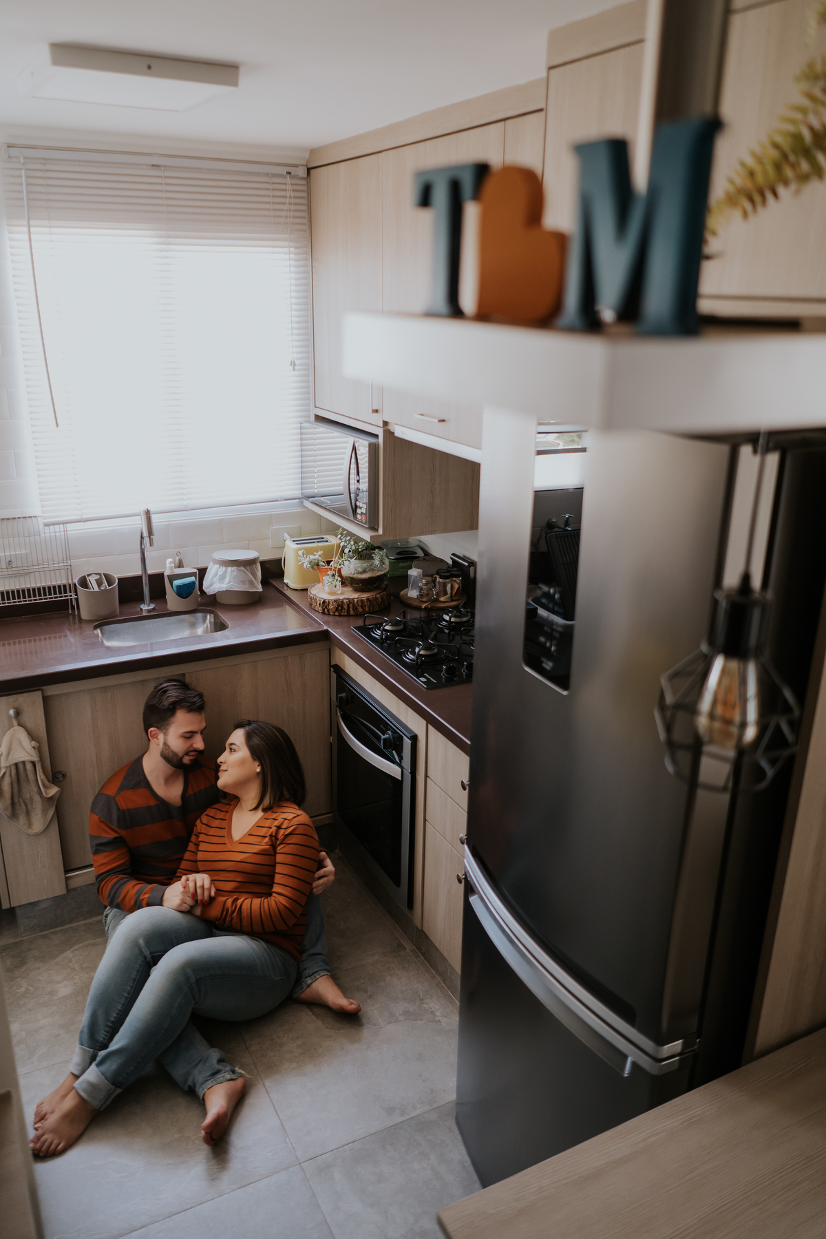 pré-wedding, wedding, bodas, casamento, noivos, foto de casal, foto documental, ensaio de casal, ensaio de casamento, home, home sweet home, lar doce lar, fotos no lar, pré-casamento, ensaio fotográfico de família, foto de família, foto de bodas