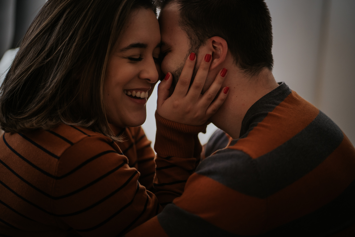 pré-wedding, wedding, bodas, casamento, noivos, foto de casal, foto documental, ensaio de casal, ensaio de casamento, home, home sweet home, lar doce lar, fotos no lar, pré-casamento, ensaio fotográfico de família, foto de família, foto de bodas