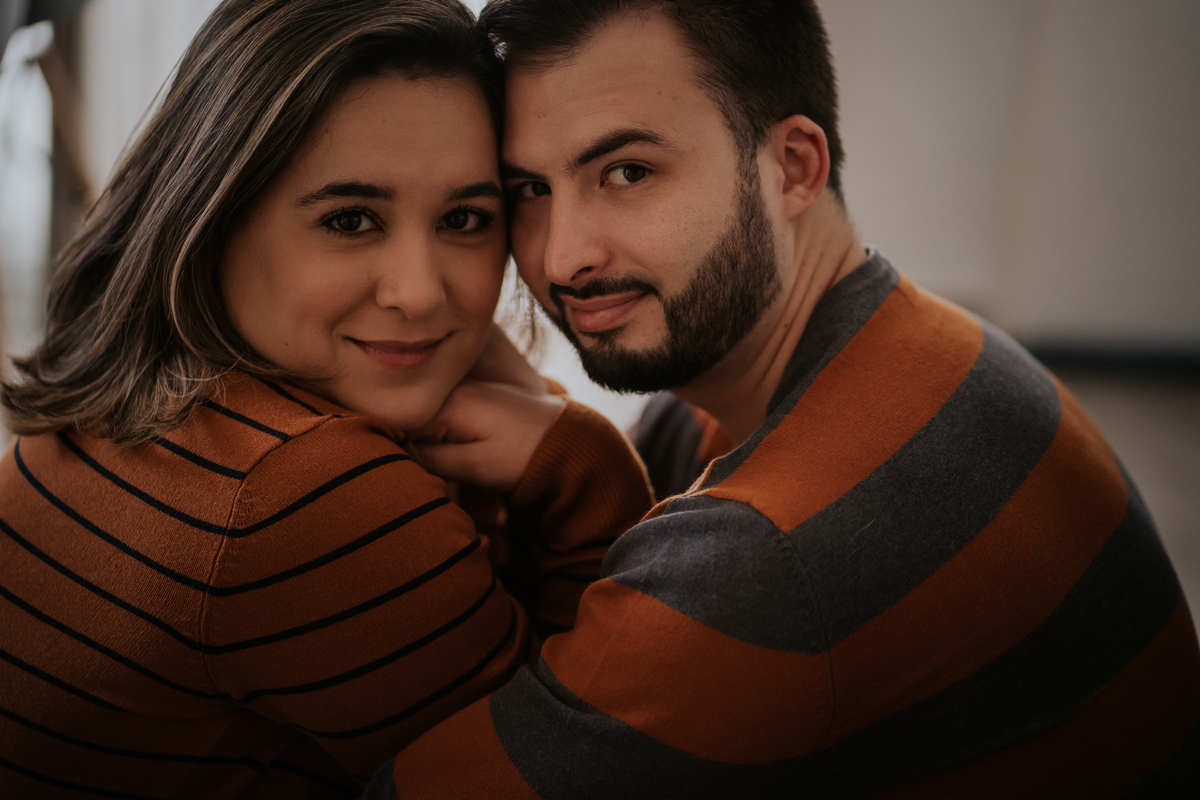 pré-wedding, wedding, bodas, casamento, noivos, foto de casal, foto documental, ensaio de casal, ensaio de casamento, home, home sweet home, lar doce lar, fotos no lar, pré-casamento, ensaio fotográfico de família, foto de família, foto de bodas