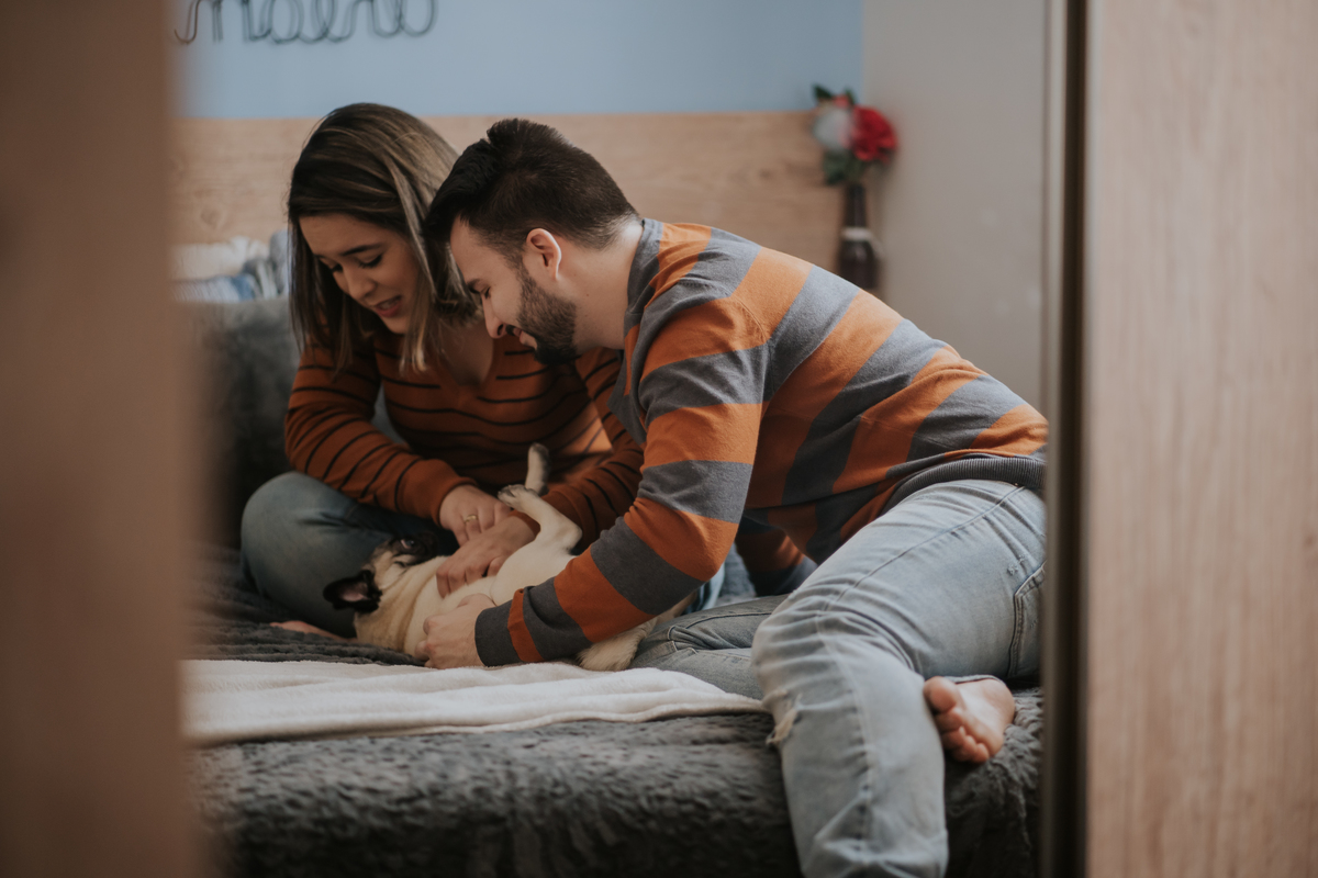 pré-wedding, wedding, bodas, casamento, noivos, foto de casal, foto documental, ensaio de casal, ensaio de casamento, home, home sweet home, lar doce lar, fotos no lar, pré-casamento, ensaio fotográfico de família, foto de família, foto de bodas