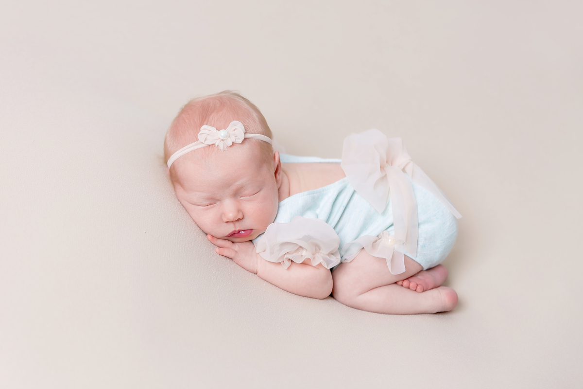 bebe na pose de bundinha manta lisa  roupinha headbandcriativa newborn de menina roupinha azul  bebe galega flash bebe de bruco ensaio newborn em estudio newborn em santos newborn na baixada jo e le farah
