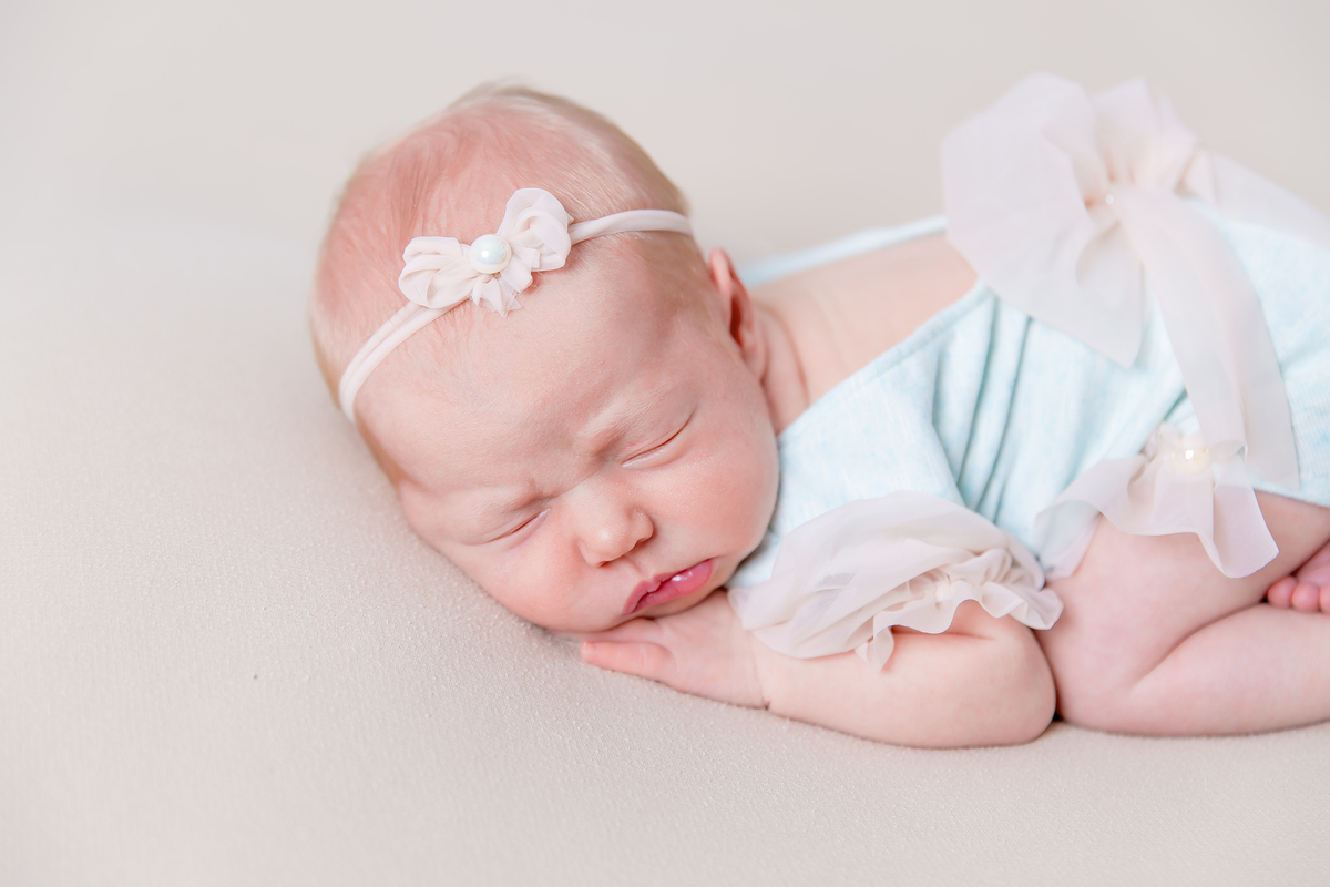 bebe na pose de bundinha manta lisa  roupinha headbandcriativa newborn de menina roupinha azul  bebe galega flash bebe de bruco ensaio newborn em estudio newborn em santos newborn na baixada jo e le farah