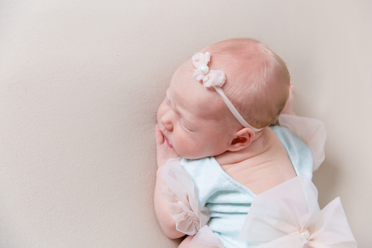 bebe na pose de bundinha manta lisa  roupinha headbandcriativa newborn de menina roupinha azul  bebe galega flash bebe de bruco ensaio newborn em estudio newborn em santos newborn na baixada jo e le farah
