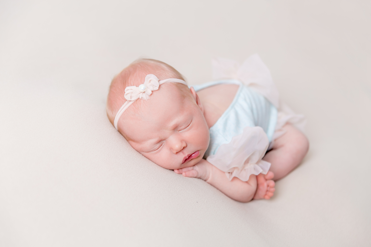 bebe na pose de bundinha manta lisa  roupinha headbandcriativa newborn de menina roupinha azul  bebe galega flash bebe de bruco ensaio newborn em estudio newborn em santos newborn na baixada jo e le farah