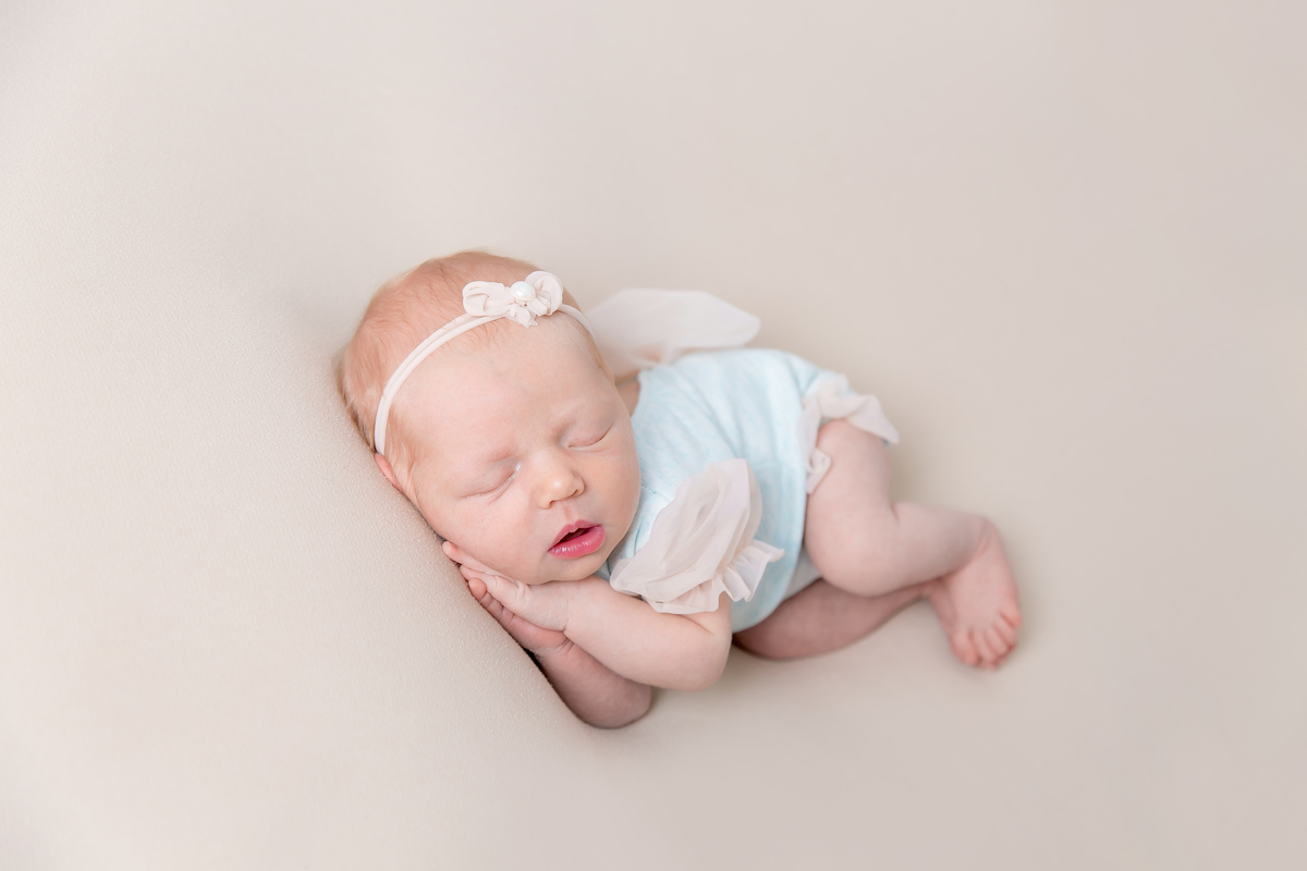 bebe na pose de bundinha manta lisa  roupinha headbandcriativa newborn de menina roupinha azul  bebe galega flash bebe de bruco ensaio newborn em estudio newborn em santos newborn na baixada jo e le farah