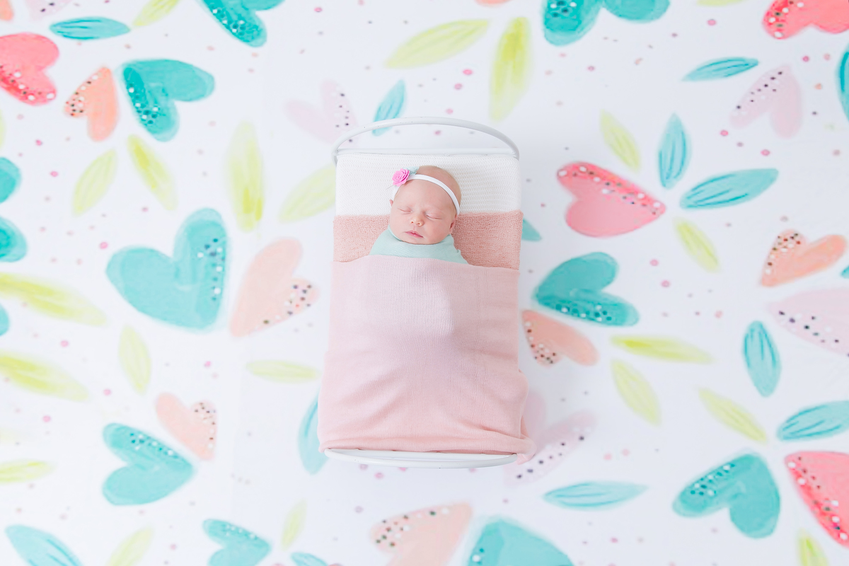 caminha de newborn fundo de coracao bebe enrolado no wrap  newborn de menina  bebe galega flash bebe de bruco ensaio newborn em estudio newborn em santos newborn na baixada jo e le farah